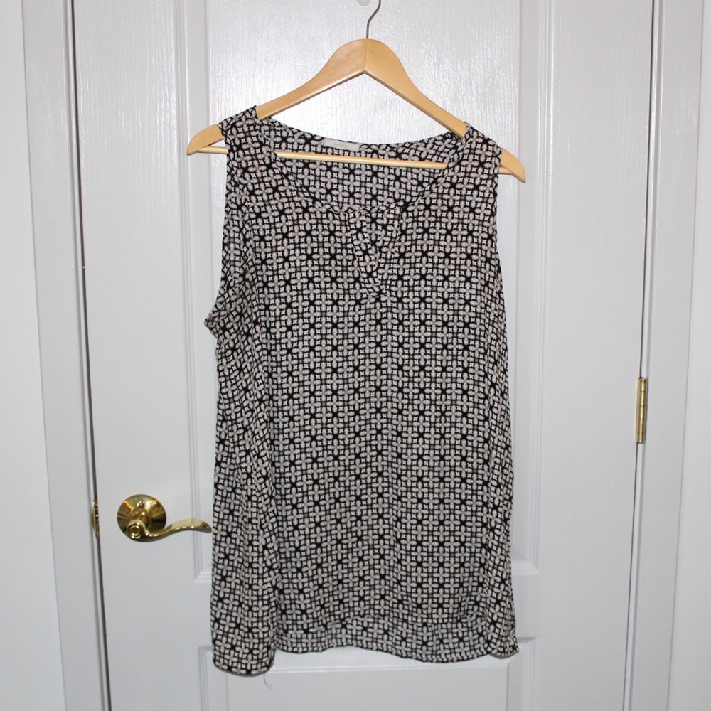 BLACK AND WHITE PATTERNED SLEEVELESS BLOUSE
